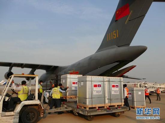  2月7日，中国援柬新冠疫苗运抵柬埔寨金边国际机场。图源：新华社