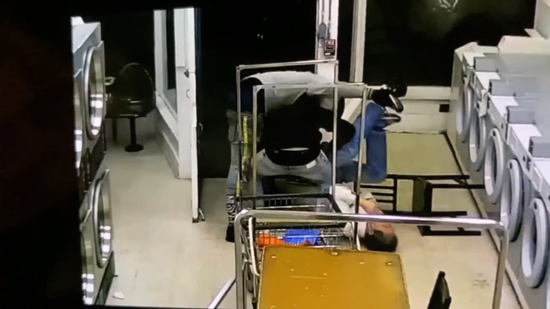 美国亚裔老人在洗衣店内遭飞踹 身上财物被洗劫一空