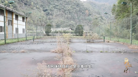 休闲会所里，县委书记一边唱歌喝酒一边研究人事