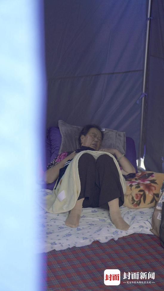  帐篷内休息的灾民