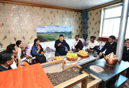 ↑6月8日下午，习近平在海北藏族自治州刚察县沙柳河镇果洛藏贡麻村，同藏族牧民索南才让一家人围坐在客厅聊家常。