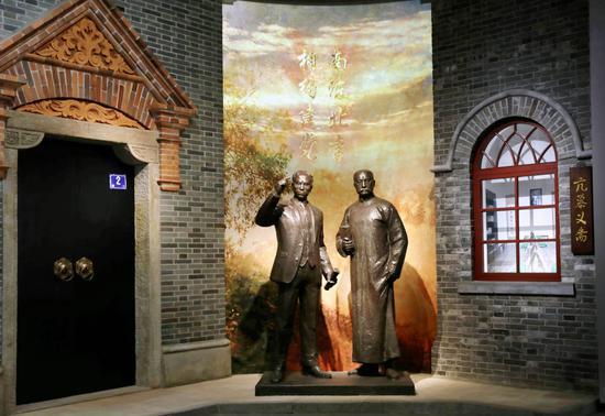 6月1日拍摄的中共一大纪念馆内的“南陈北李，相约建党”主题雕塑。新华社记者 刘颖 摄