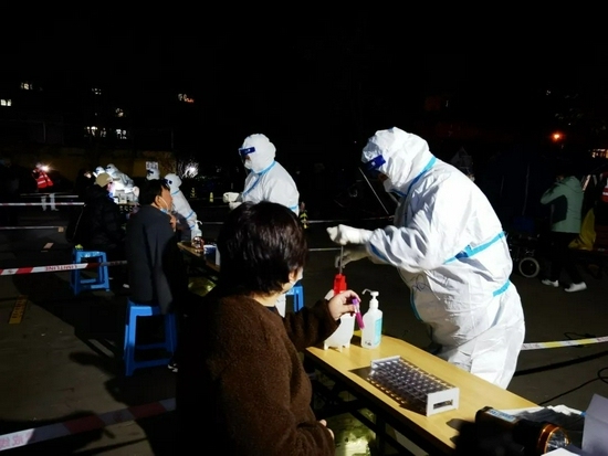 北京新增1例本土确诊 涉疫小区连夜核酸采样4500人