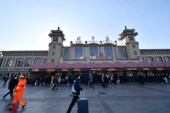  北京站，旅客检票进站。新京报记者 王贵彬 摄