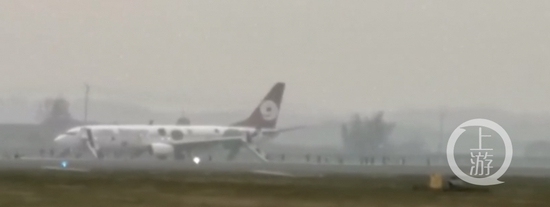 ▲AQ1305航班紧急备降长沙机场，充气滑梯已释放。图片来源/受访者供图