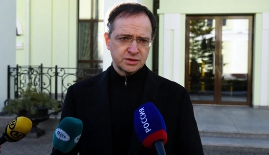 2月28日，俄罗斯代表团团长梅金斯基在白俄罗斯戈梅利州接受媒体采访。新华社/卫星社