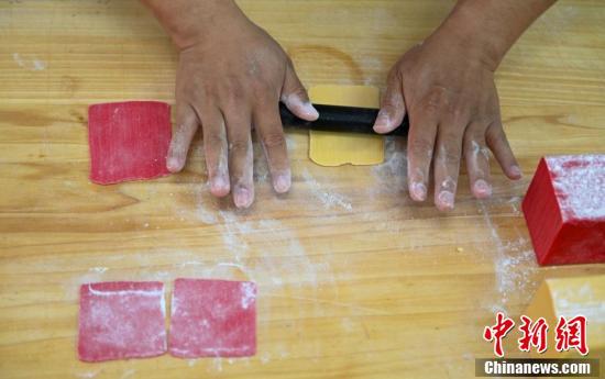 国产“奢侈品”醒狮酥爆火，网友：做成了我吃不起的样子