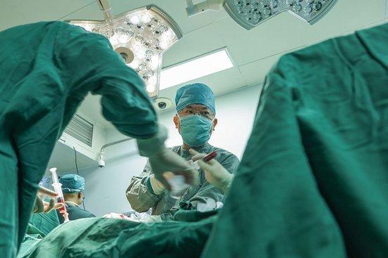 2023年7月6日，黄晓军在北京大学人民医院手术室采集供者的骨髓干细胞。新华社记者张玉薇 摄
