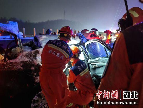 湖北宜昌下雪路滑，高速多车相撞 现场有人大喊救人