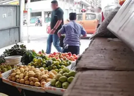 网友称水果店没人被执法人员搬走多筐水果