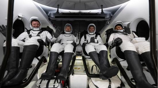 SpaceX带回4名滞留宇航员