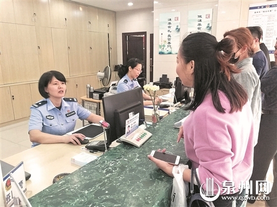 民警來到媽媽所在班級送花 致敬警花母親