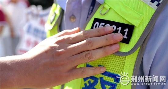 交警手持985和211手牌为考生护航 创意助威高考