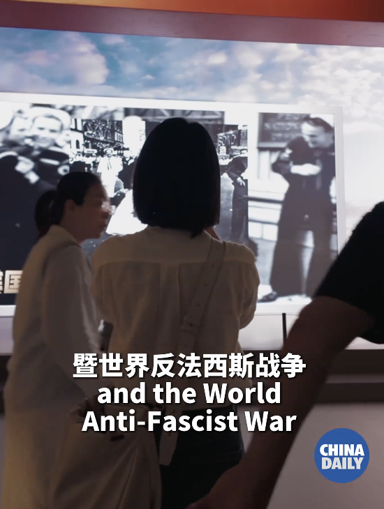 俄罗斯记者参观抗战纪念馆红了眼眶