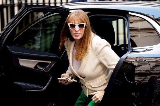 紅發(fā)女副首相塌房了：稅務(wù)丑聞引發(fā)政治地震