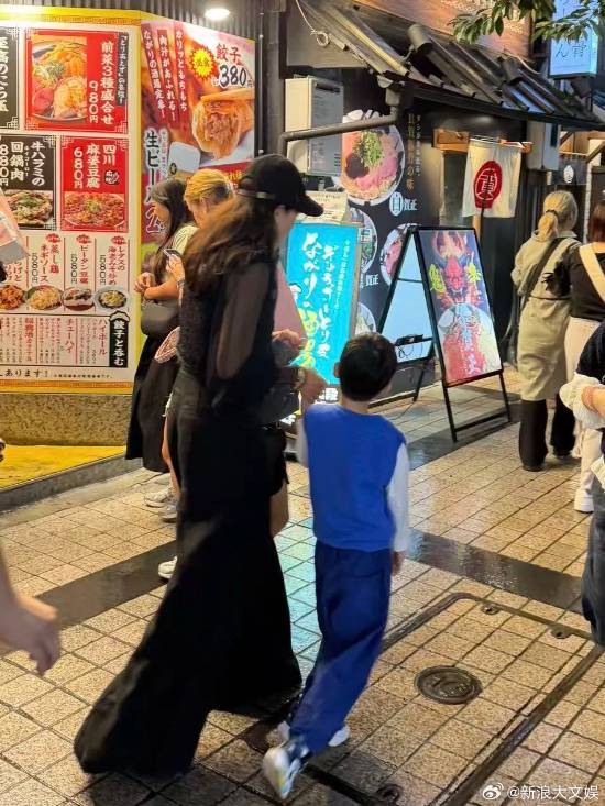 日本偶遇章子怡帶孩子 或為看演唱會