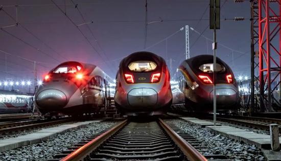 震撼集结!“陆地航母”新年启程 驰骋未来续写华章