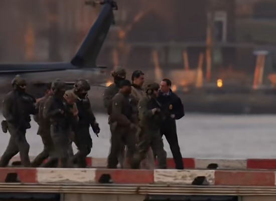 马杜罗“出庭”完整画面：跪着爬上囚车 拒绝美方指控！