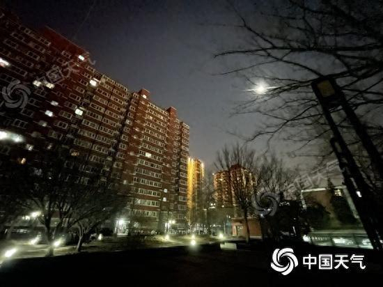 北京1月8日白天晴,北转南风二三级,最高气温5℃