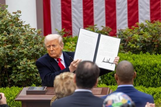 专家：特朗普践踏美国宪法体制 行政权扩张引发危机