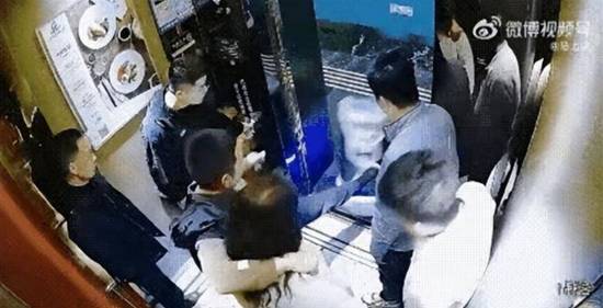 机器人进电梯被男子一脚踹倒