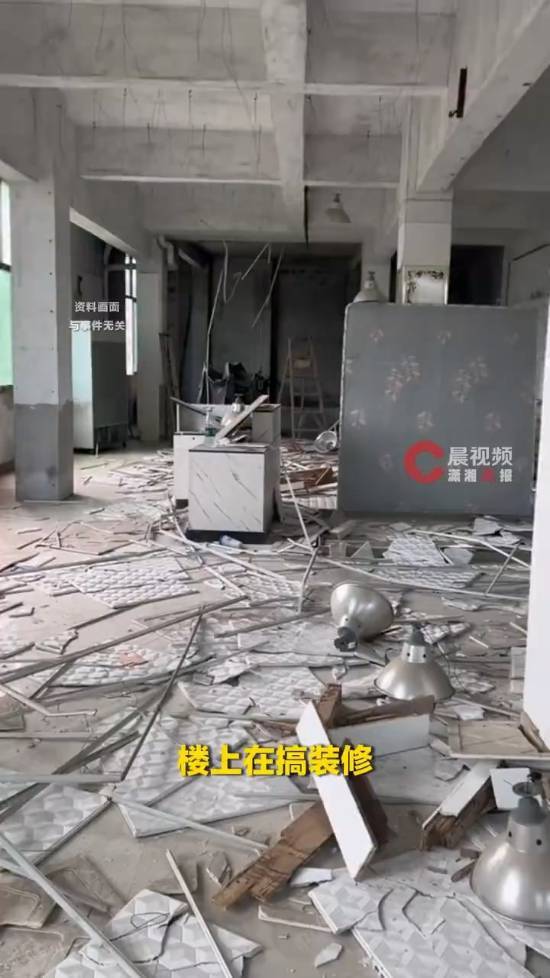 顾客吃牛蛙天花板上掉出“悬空人腿” 装修意外服务员无恙