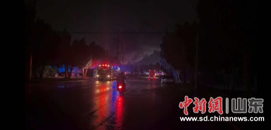 化工企业石蜡料场起火致3人受伤 救援与调查进行中