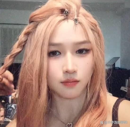 格斗世界冠军张伟丽妆后秒变甜妹