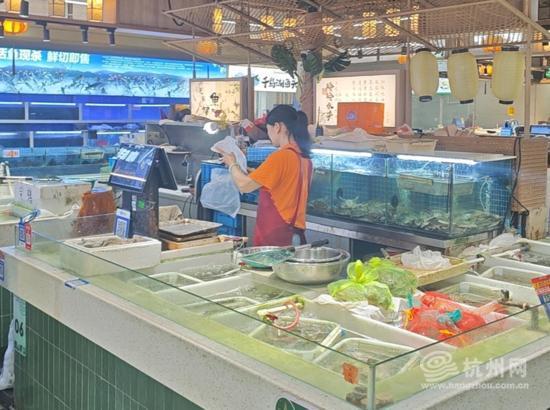 杭州首批梭子蟹上市价格如何 市民抢“鲜”尝美味