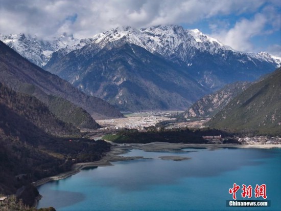 西藏林芝:春日巴松措静谧柔美