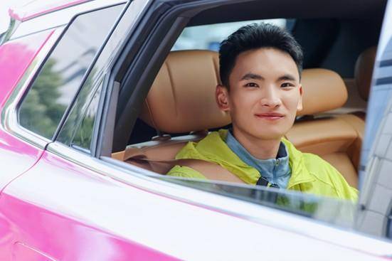 丰配友成为东风风神L8明星车主 赛场外的舒适守护