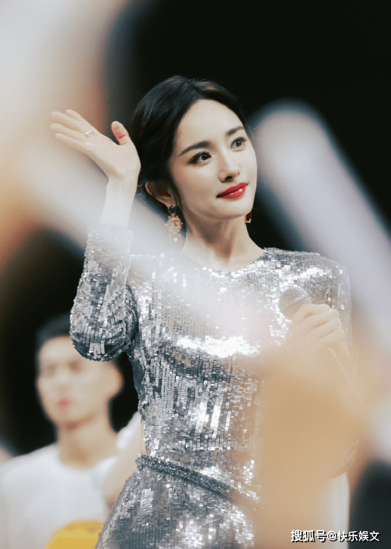 37岁杨幂现身英国伦敦机场!心情低落展现内心抗拒,引发粉丝担忧