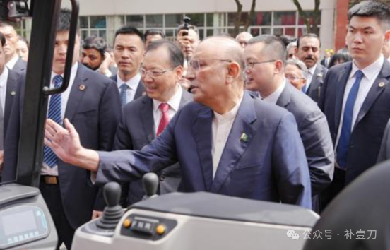 “巴铁”总统敏感时刻再访华，释放哪些信号？