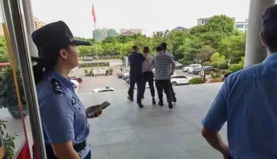 自投罗网！在逃嫌犯来法庭旁听，庭审后当场被抓