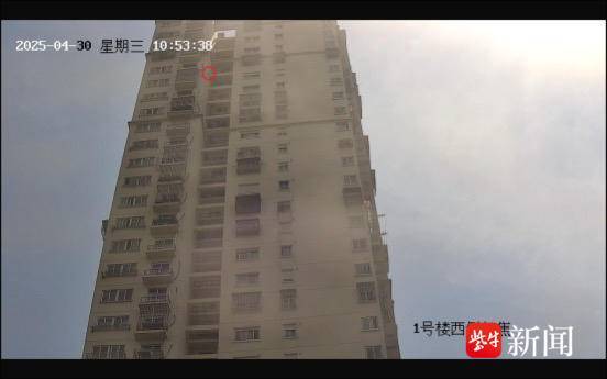 男子喝酒怕家人发现多次30楼扔酒瓶