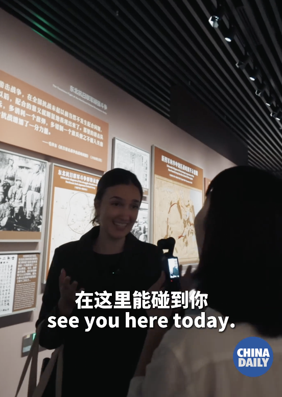 俄罗斯记者参观抗战纪念馆红了眼眶