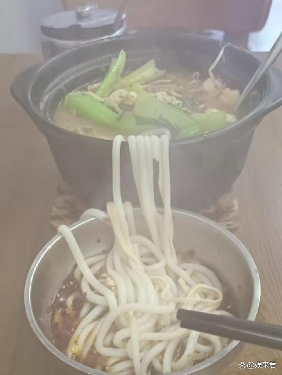 两女子差评米线量少被“打脸”