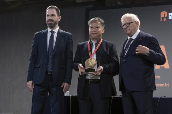  吕中元教授获第14届意大利佛罗伦萨艺术双年展最高艺术奖“伟大的洛伦佐终身成就奖”