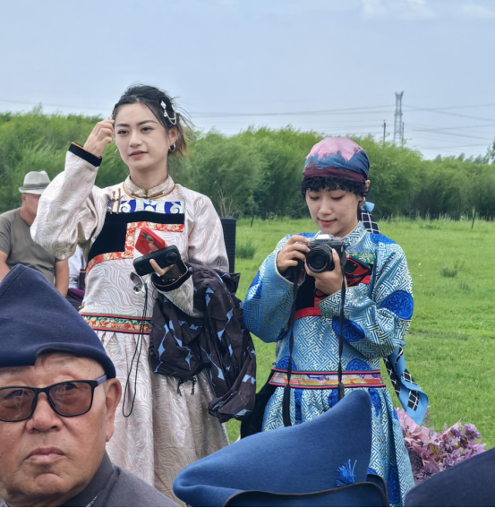 走遍中国:写生团邂逅布里亚特草原婚礼