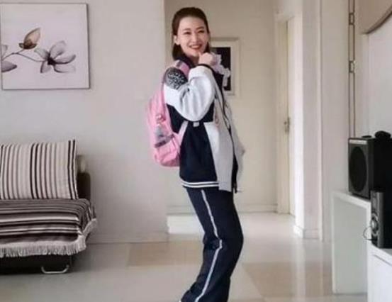 “最年轻妈妈”火了穿上女儿校服毫无违和感