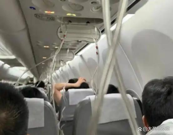 航班高空急降亲历者称氧气面罩掉落 7分钟生死考验