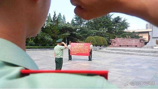 解放军官兵在战位上送节日祝福 坚守岗位续写荣光