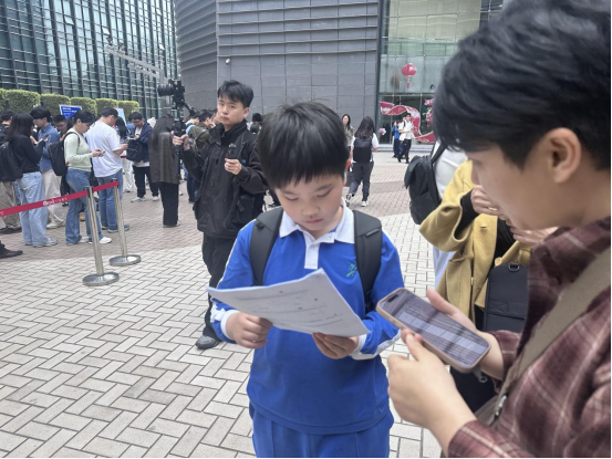 腾讯大厦门口排队“养虾”成风景 AI热潮席卷各界