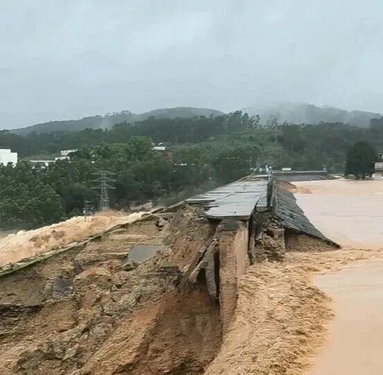 广西暴雨 水库溃口50米 紧急转移300多人