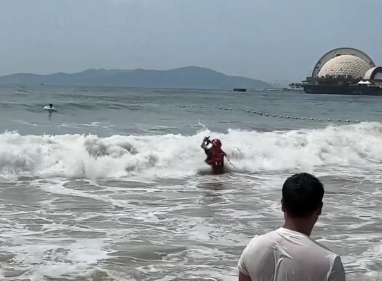 多名游客下海遇险 多方逆行救人