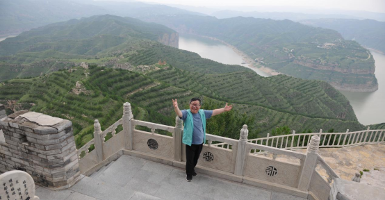 “走遍中国”:黄河湾畔寻真意,写生正得天地心