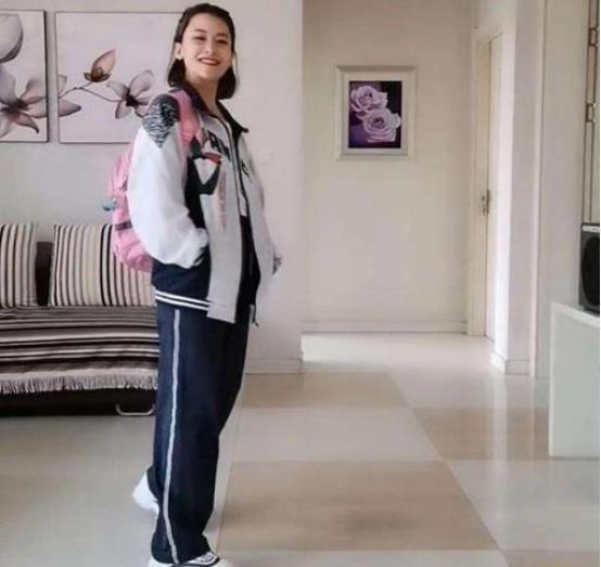 “最年轻妈妈”火了穿上女儿校服毫无违和感