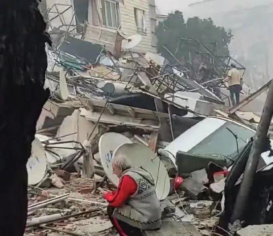 爱尔兰师生因改航班躲过强震 目的地城镇“已被抹去” 那个幸存的中国女孩，让人泪奔