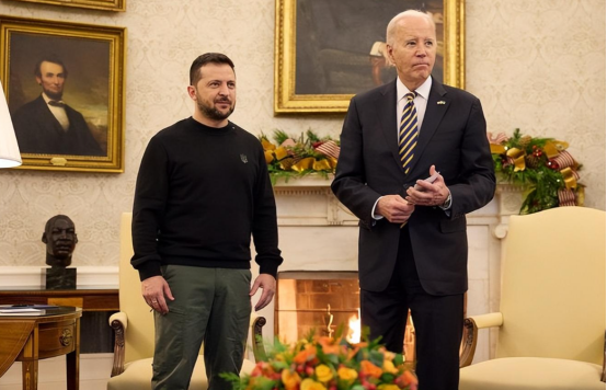 10枚导弹来袭，基辅天空被照亮，泽连斯基淡定访美，心中早有成算