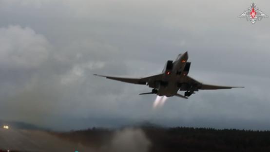 俄国防部公布视频:俄军图-22M3轰炸机在波罗的海中立水域上空执行例行飞行任务